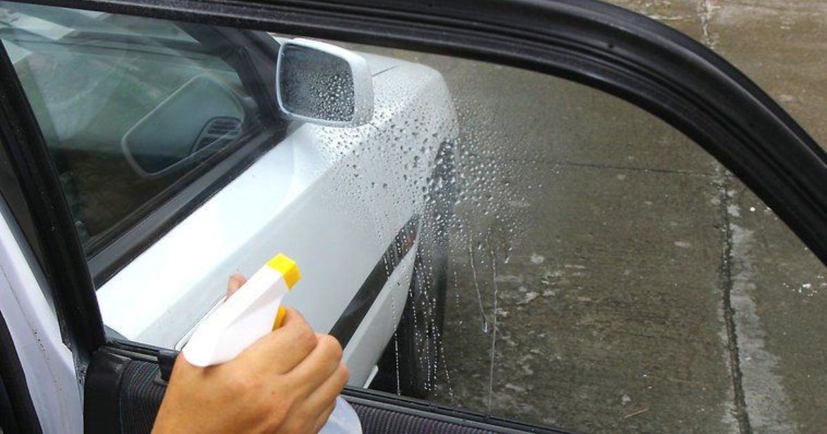 Nước tự nhiên không thể làm sạch kính xe hoàn toàn