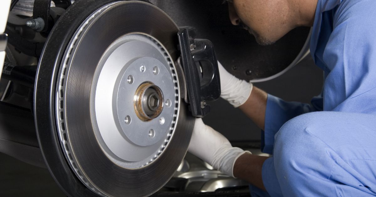 Vệ sinh bố thắng xe ô tô giúp đảm bảo an toàn và hiệu suất hoạt động của xe